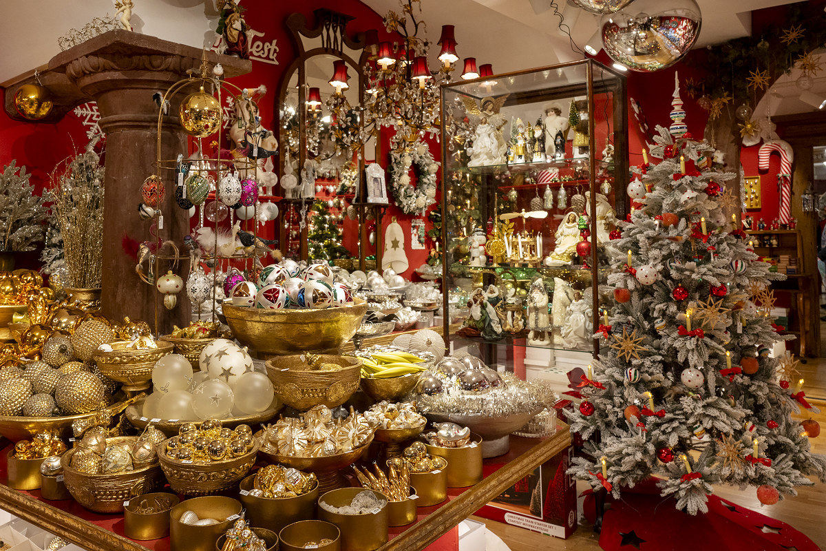 至るところにオーナメントが並ぶ店内