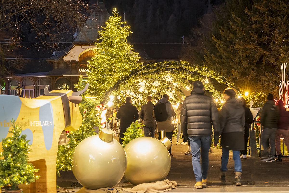 コングレス・クアサール・インターラーケン前庭のクリスマスマーケット