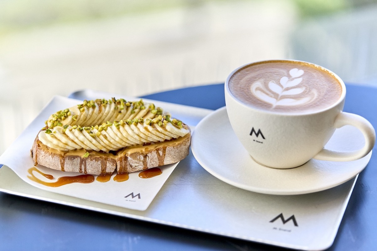 左から「バナナピーナッツバター」1380円、「金木犀カフェラテ」880円／写真提供：M Stand coffee