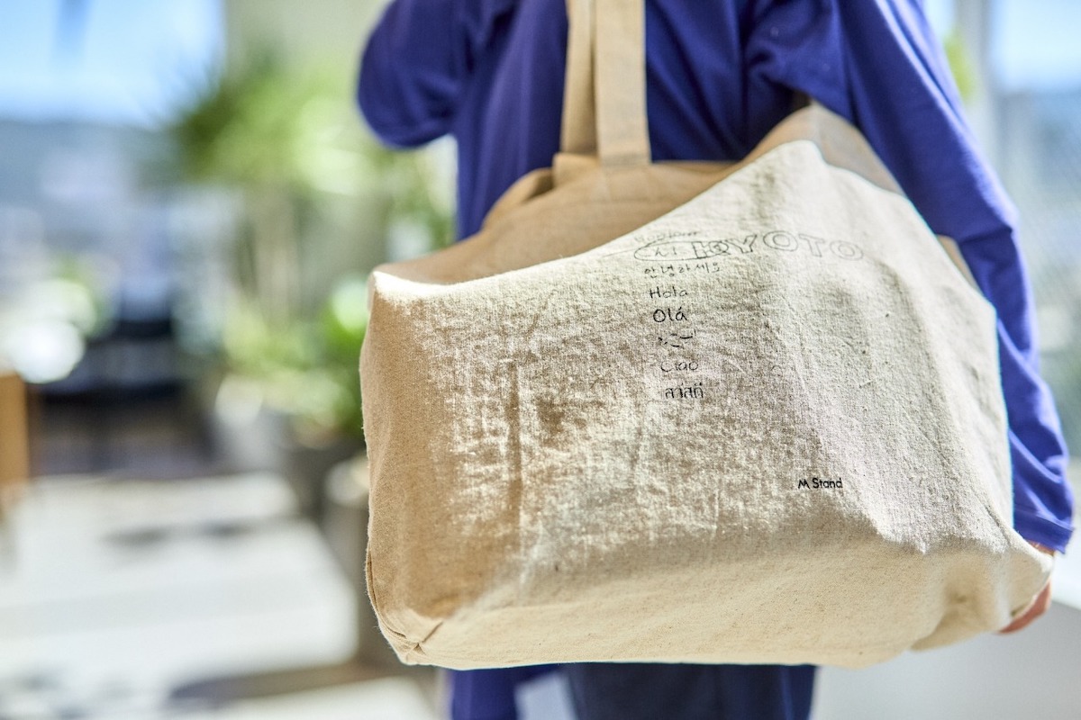 「京都限定トートバッグ」（写真）2580円、「ショルダーバッグ」2960円など／写真提供：M Stand coffee