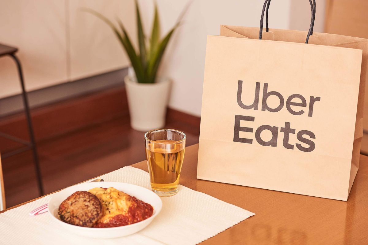 Uber Eats紙袋と料理