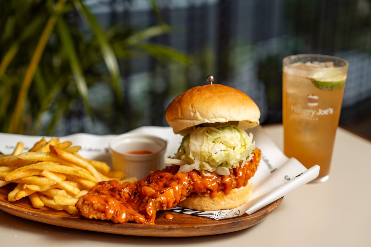 Hangry Joe&rsquo;s「ハングリィスパイシーバーガー」1590 円（200g）1