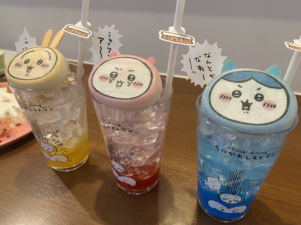 なんか大きい討伐成功！クリームソーダ 各1,320円（税込）