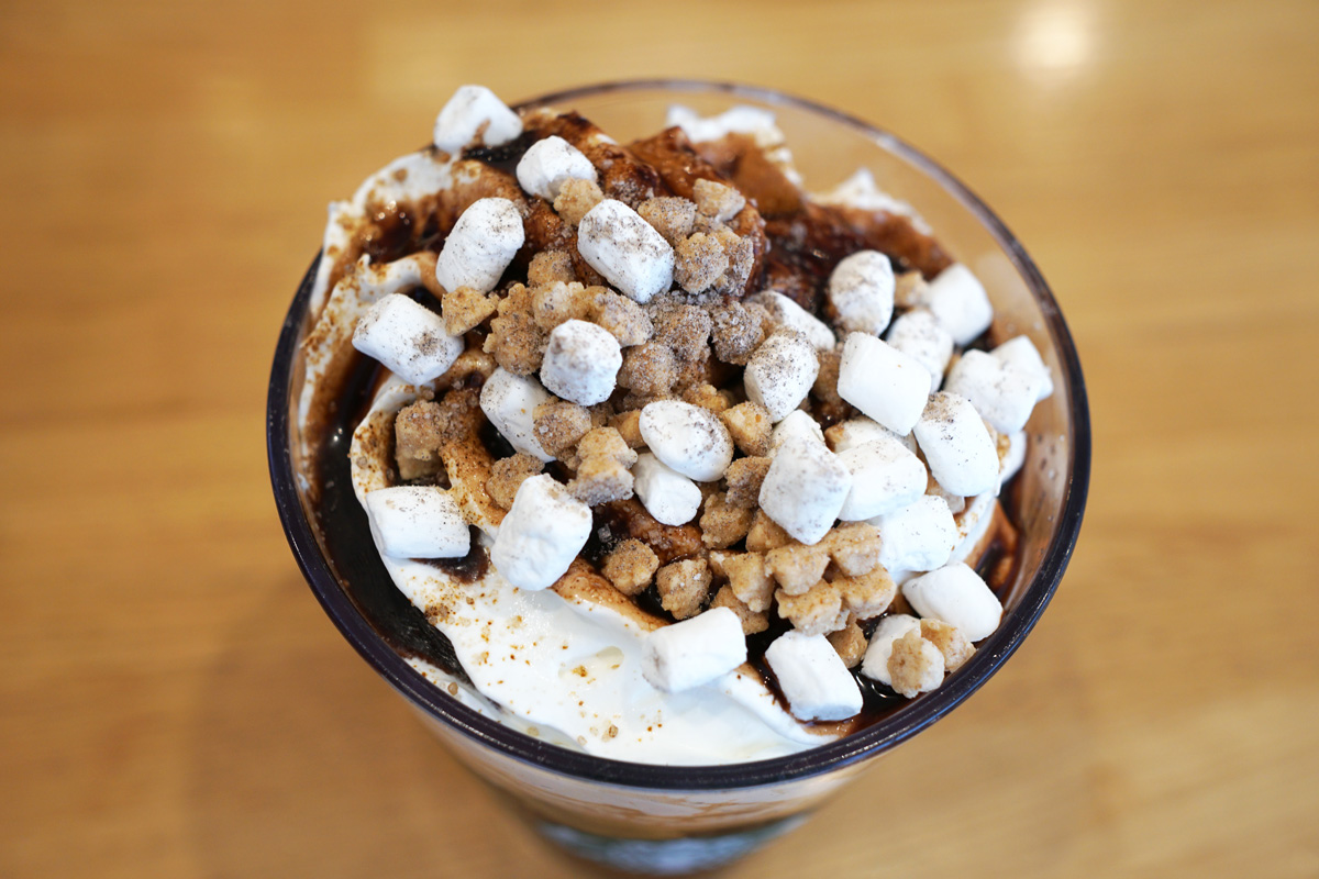 「スモア チョコレート フラペチーノ&reg;」カスタマイズ：チョコレートソース追加（無料）