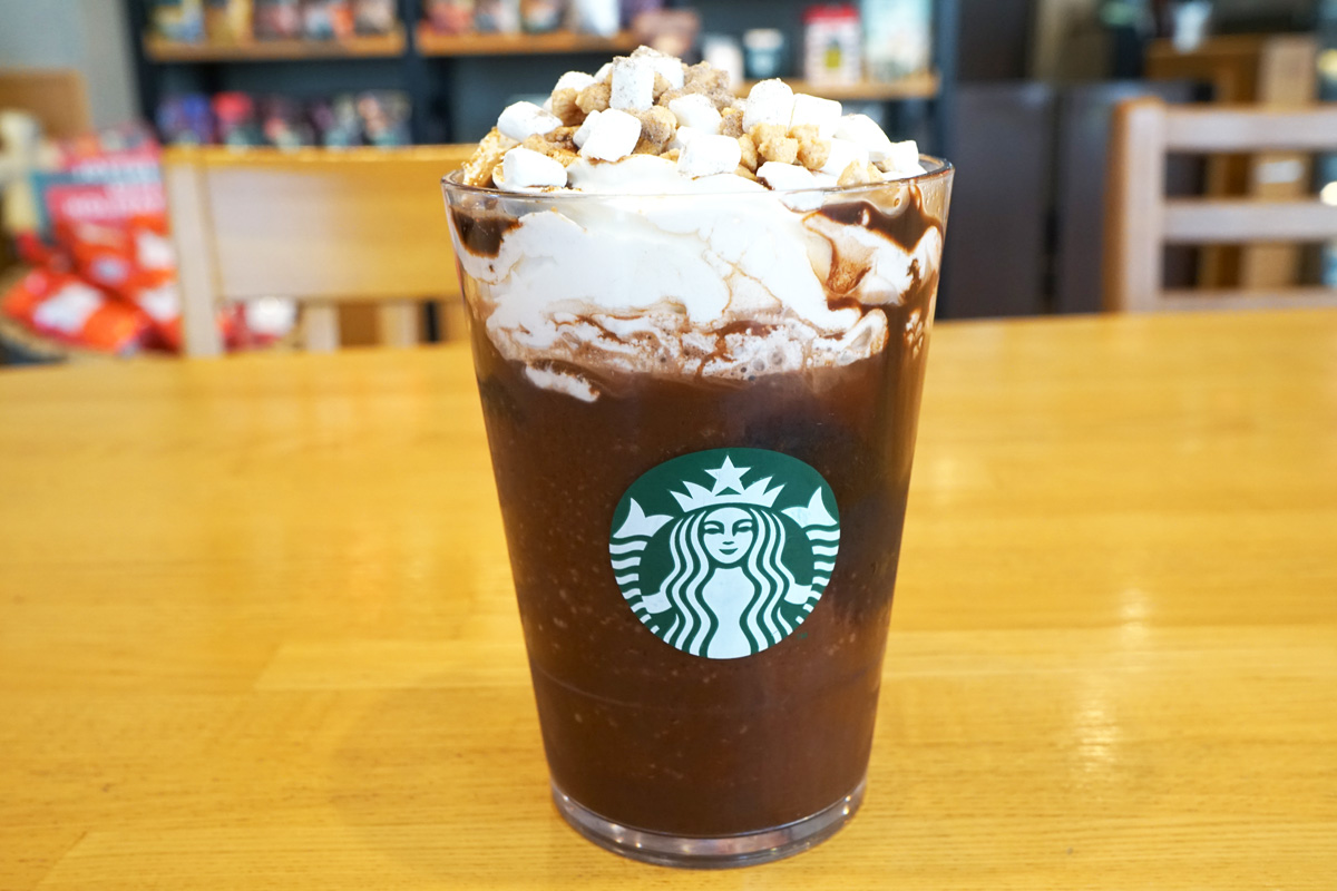 「スモア チョコレート フラペチーノ&reg;」カスタマイズ：チョコレートソース追加（無料）＋ダークチョコレートパウダー多め（無料）＋フラペチーノロースト（コーヒー）追加（＋55円）