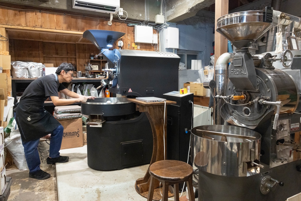 豆の状態を見極めながら焙煎をする店主の山田さん