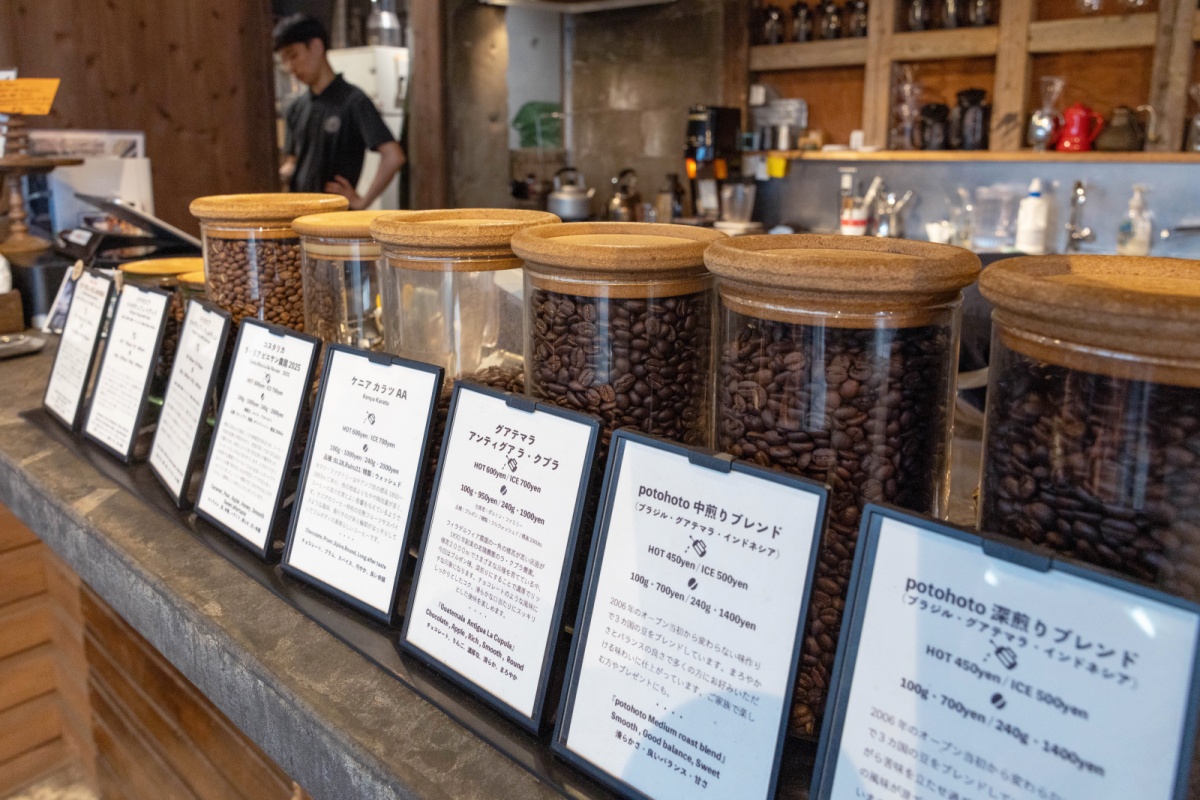 瓶に詰められたコーヒー豆が並ぶ