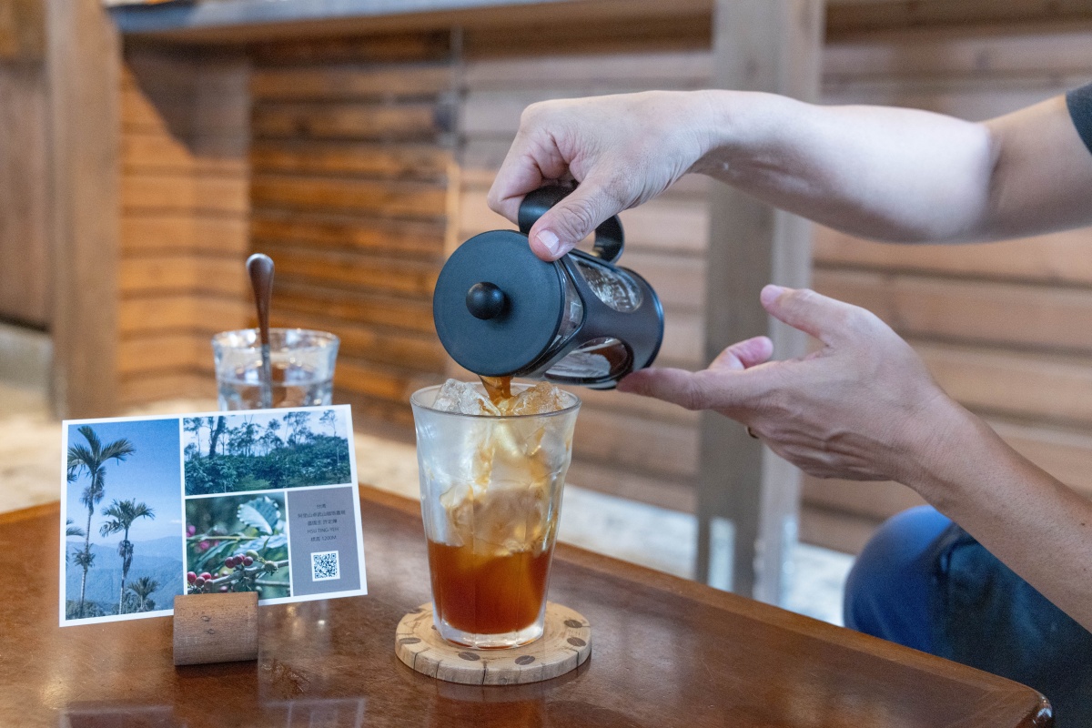 ひんやり冷やされたカップに店員さんがコーヒーを注いで提供