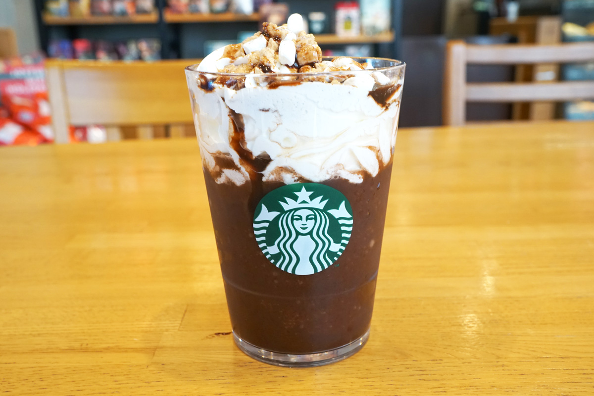 「スモア チョコレート フラペチーノ®」Tallサイズのみ 678円（持ち帰り）、690円（店内利用）