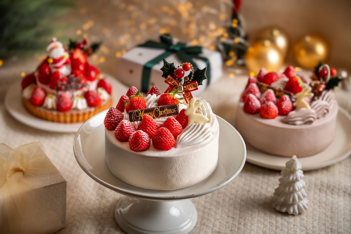 左から「クリスマスいちごムースタルト」5号 6200円、「完熟いちごの贅沢クリスマスショートケーキ」5号 6850円、「完熟いちごの贅沢クリスマスチョコショートケーキ」6850円