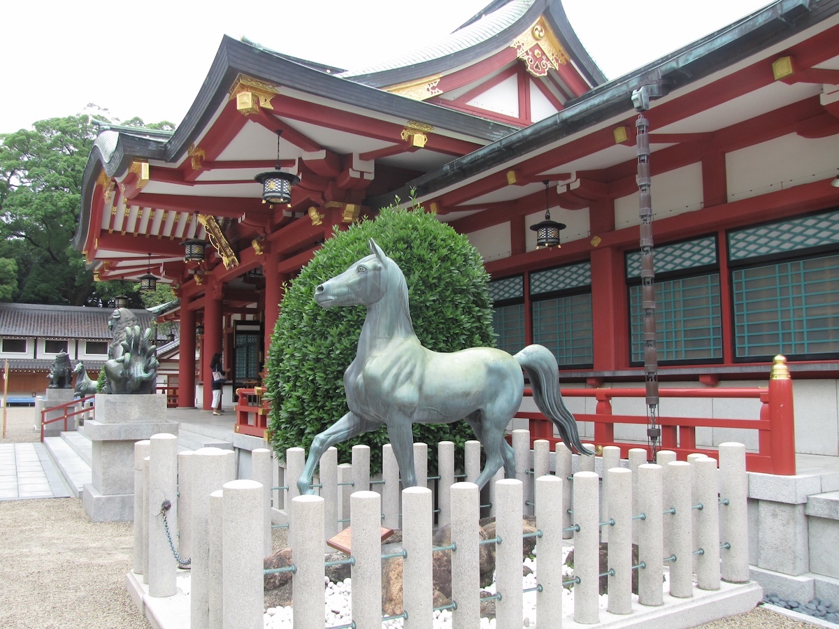 本殿の両側に並ぶ二頭の青銅の神馬