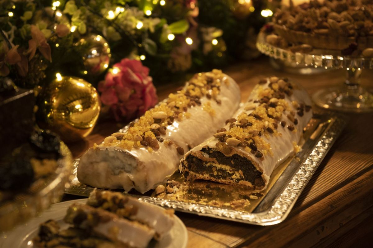 ポーランドの伝統的なケシの実（ポピーシード）を使ったロールケーキ