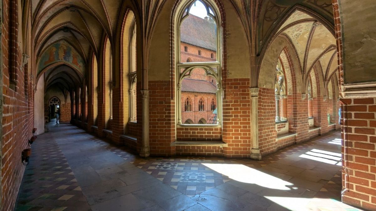 歴史ある赤レンガ造りの通路