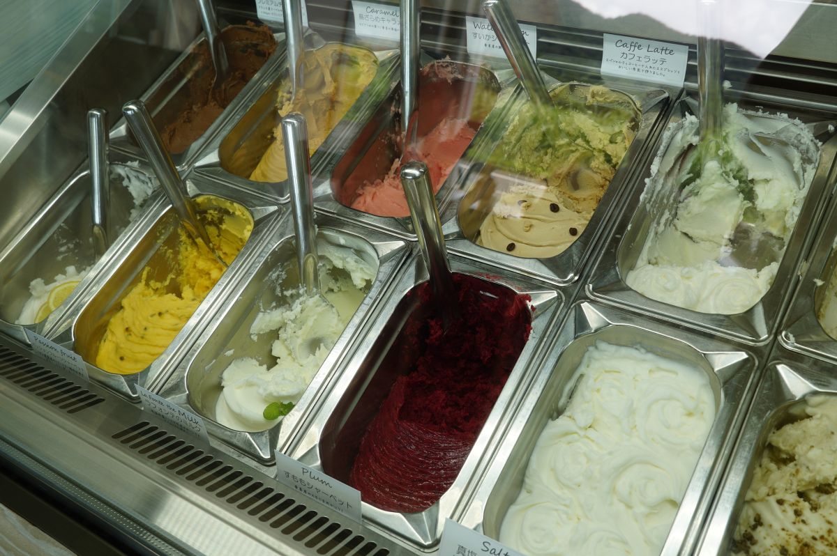 約10種類の色とりどりのジェラートが並ぶ。