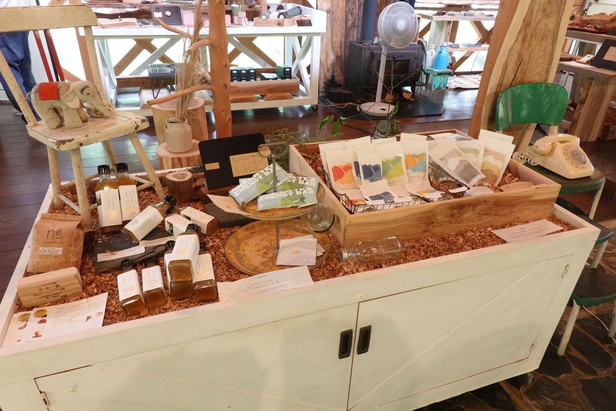 地元の作り手による作品や 木を成分とした商品が並ぶ 雑貨販売コーナー