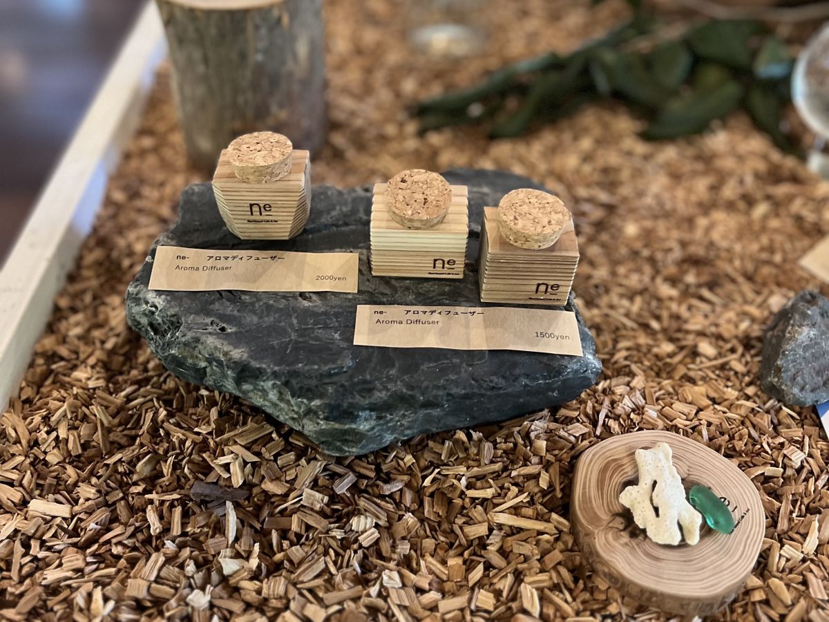 「アロマディフューザー」 (左2000円、右・中央1500円)
