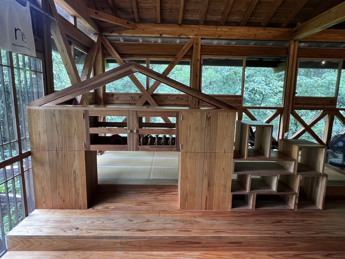 地杉で作った、かわいらしいお家の形の本棚