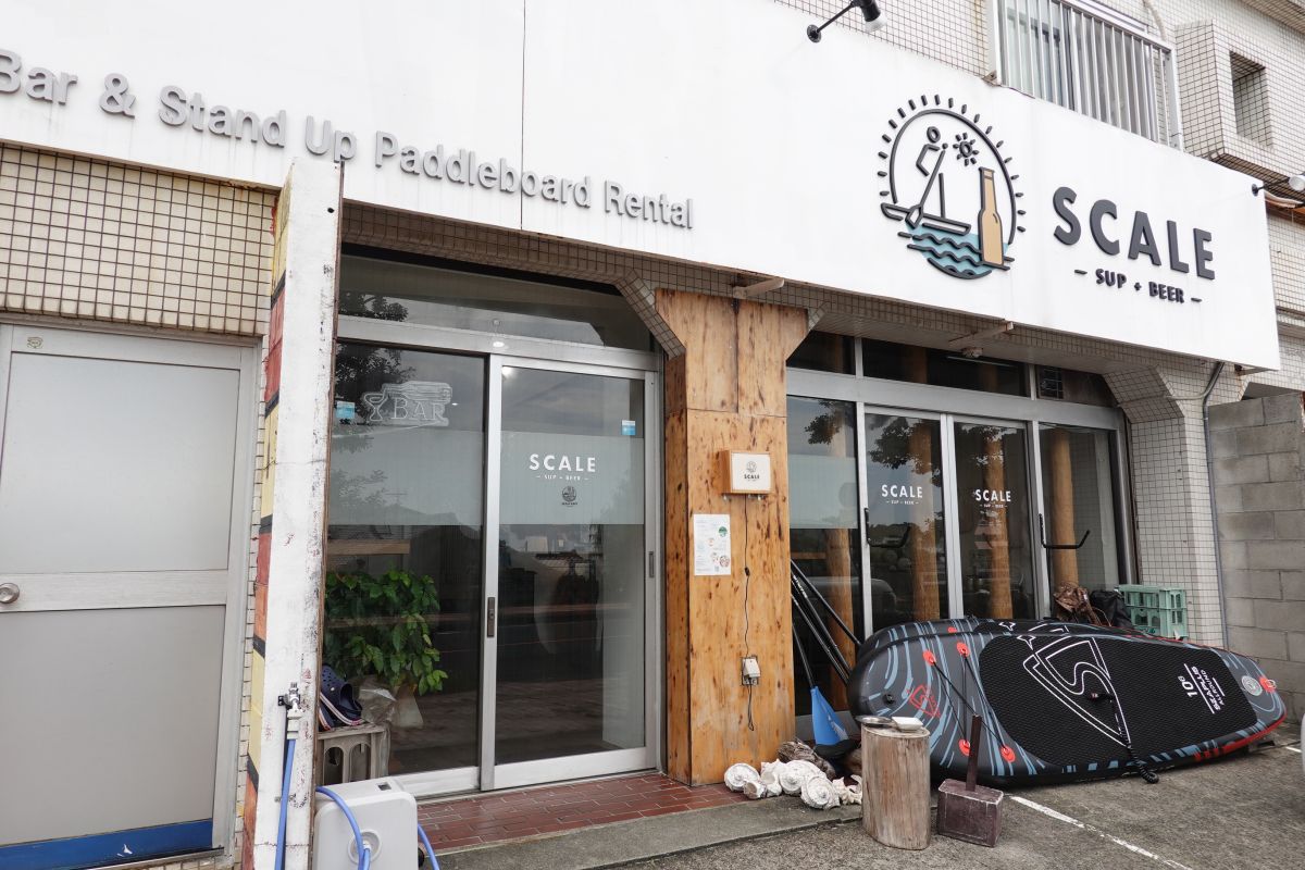 宮之浦大橋の横に建つSUP、カフェ、BARが楽しめる店