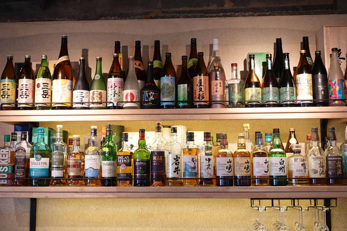 様々なウィスキーやカクテルが並ぶ棚