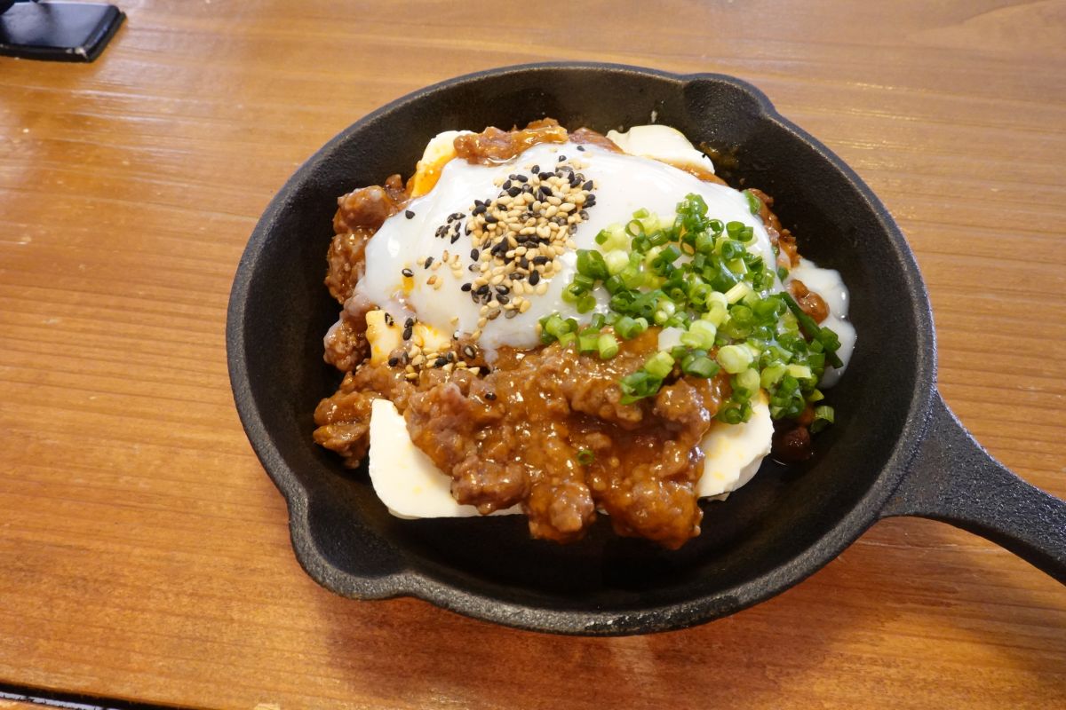 「屋久鹿肉のそぼろ温玉 やっこ」（850円)