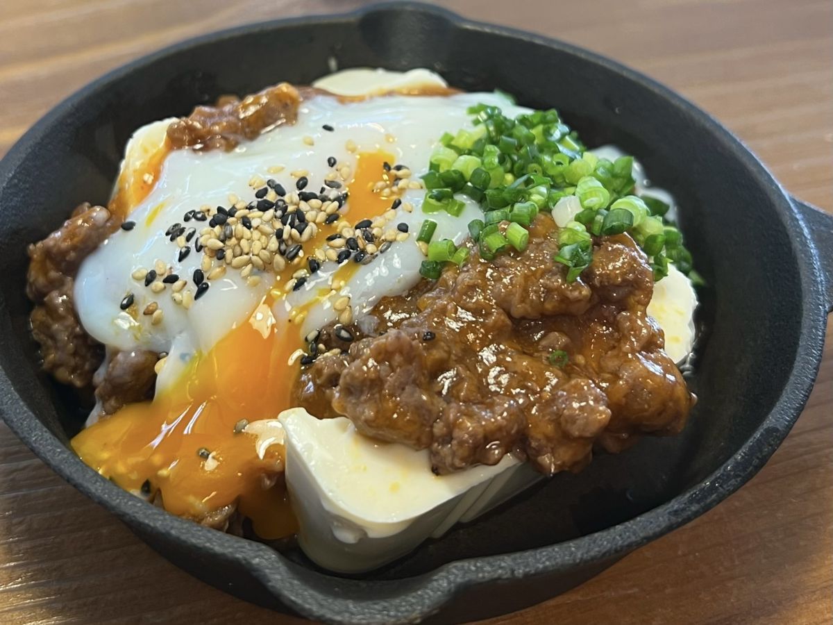 トッピングの温泉卵を割った 「屋久鹿肉のそぼろ温玉 やっこ」