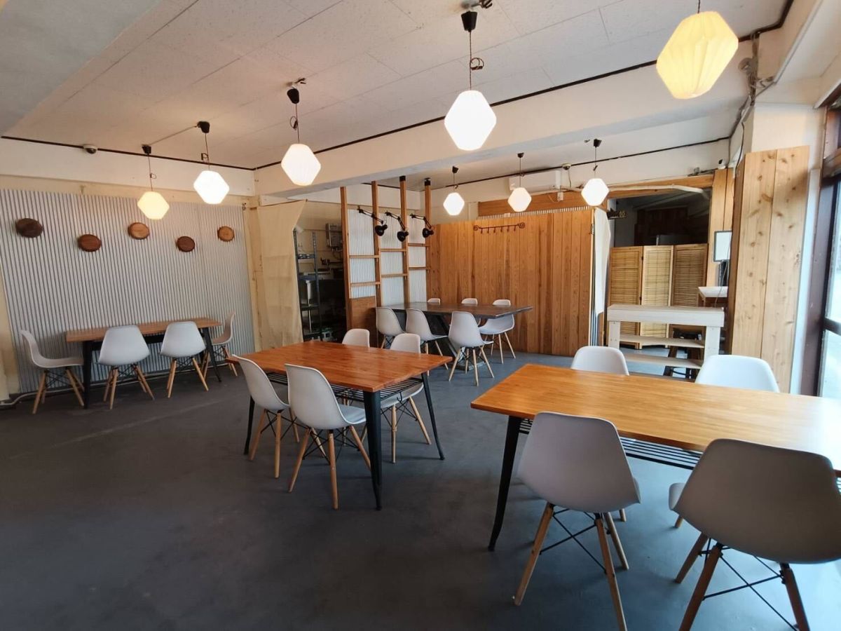 木のぬくもりを感じる店内