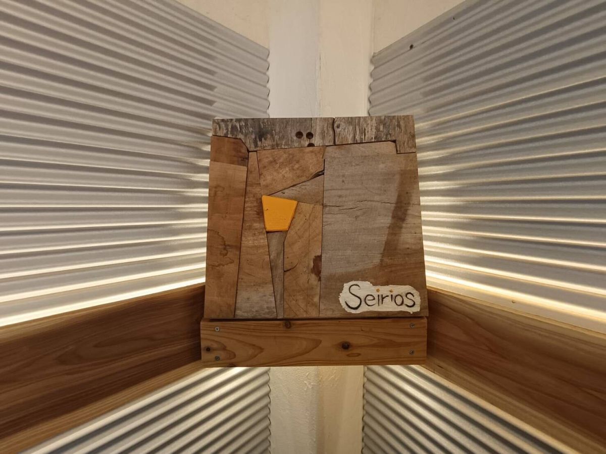 廃材で出来た店名入りのオブジェ