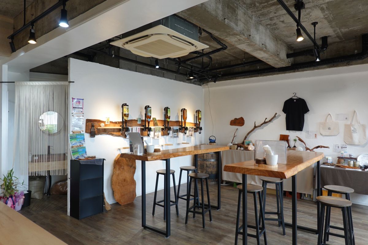 【屋久島】宮之浦大橋横に建つ昼はSUPにカフェ、夜はBARと1日中楽しめる店／scale-sup＋beer＋Cafe-