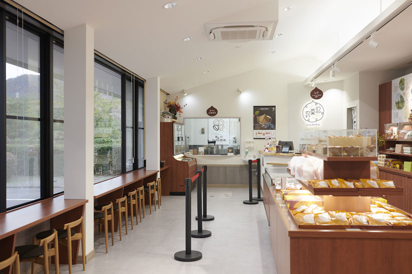 カウンター席では店内で販売されている栗菓子を食べることも可能