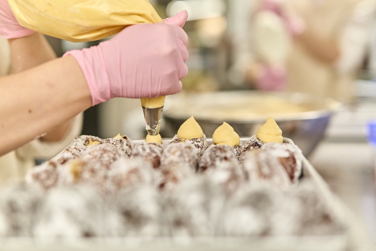 生地にクリームを絞る様子