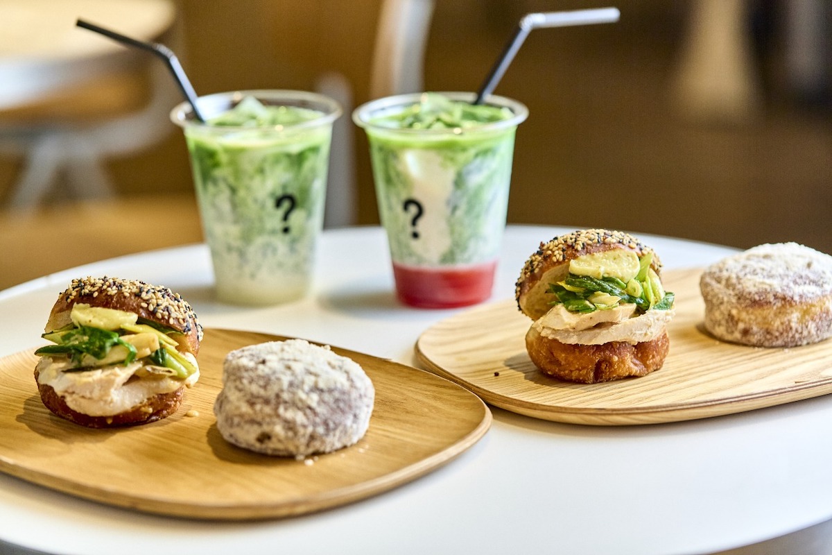 左奥「抹茶ラテ ICE」580円　右奥「ストロベリー抹茶ミルク」680円