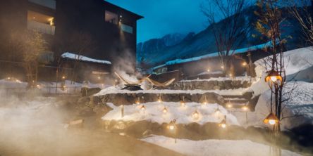 「界 奥飛騨」の冬限定体験！かまくらの特等席でくつろぐ「飛騨玉の雪明り」