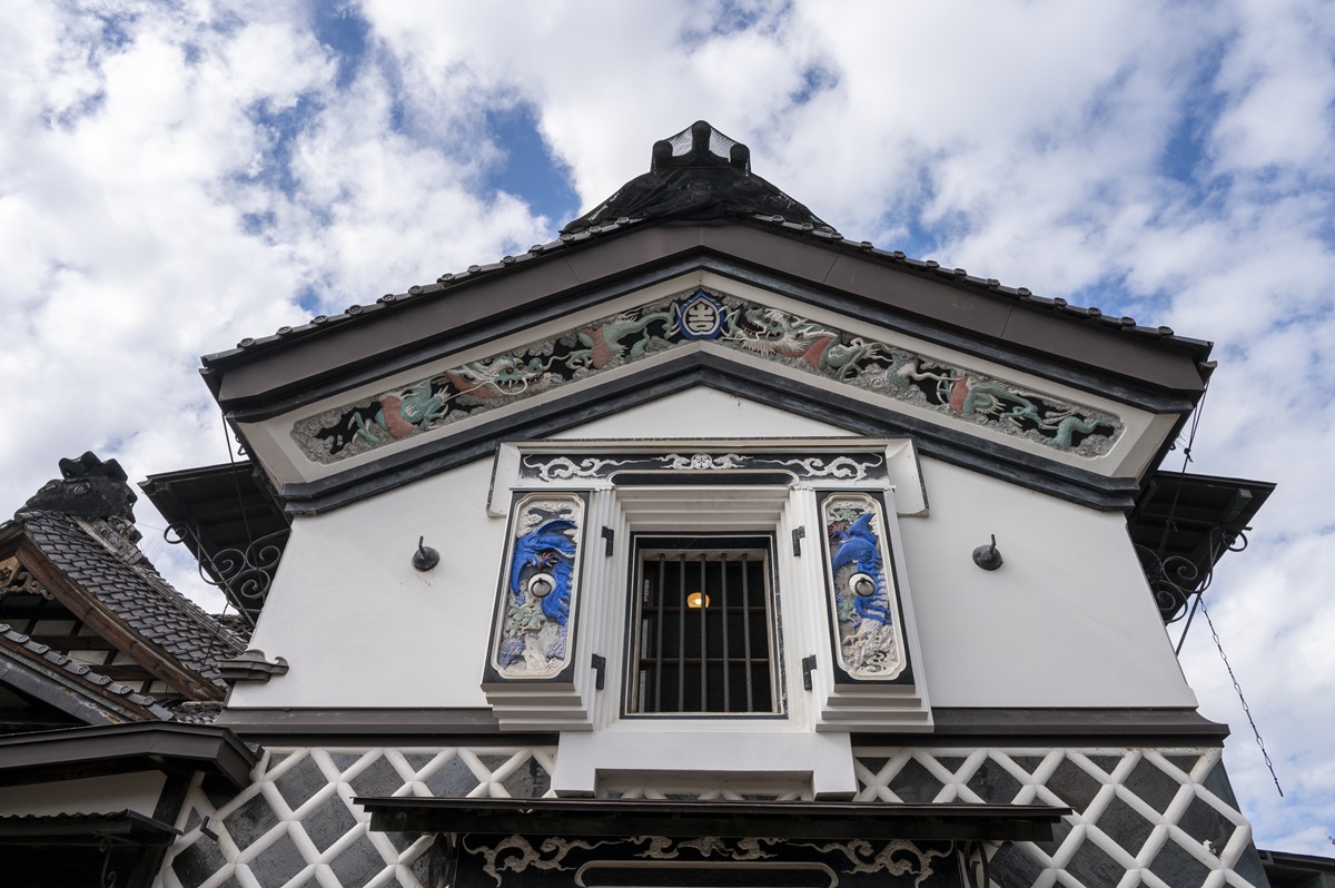東面2階の鮮やかな青い鳳凰の姿