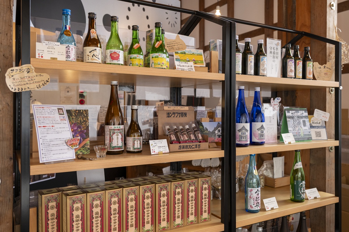 ショップコーナーには摂田屋の発酵みやげや雑貨が揃っています