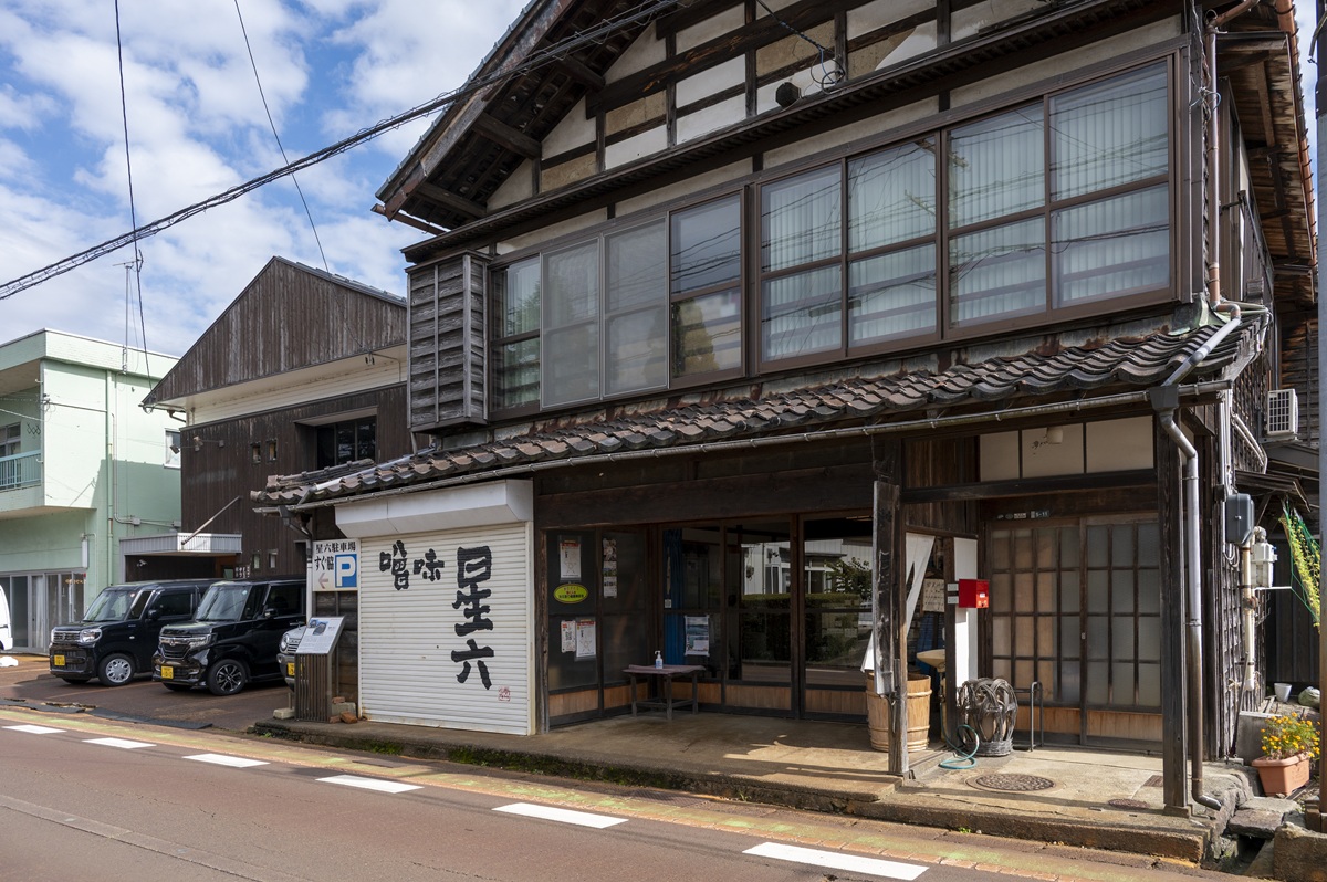 星六味噌。主屋の南東側に接続する土蔵が国の登録有形文化財(建造物）