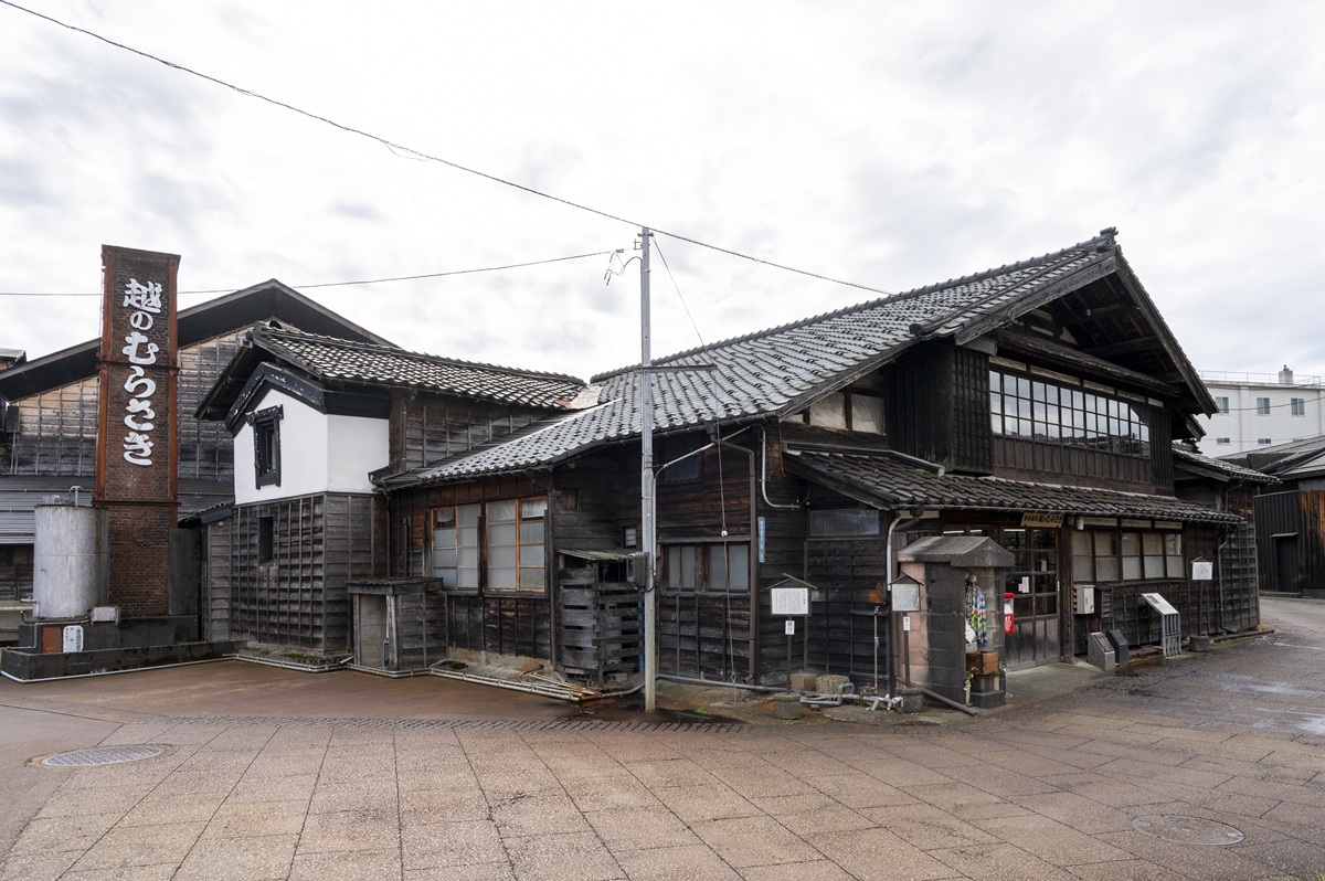 江戸時代から続く越のむらさき。主屋と蔵が国の登録有形文化財(建造物)