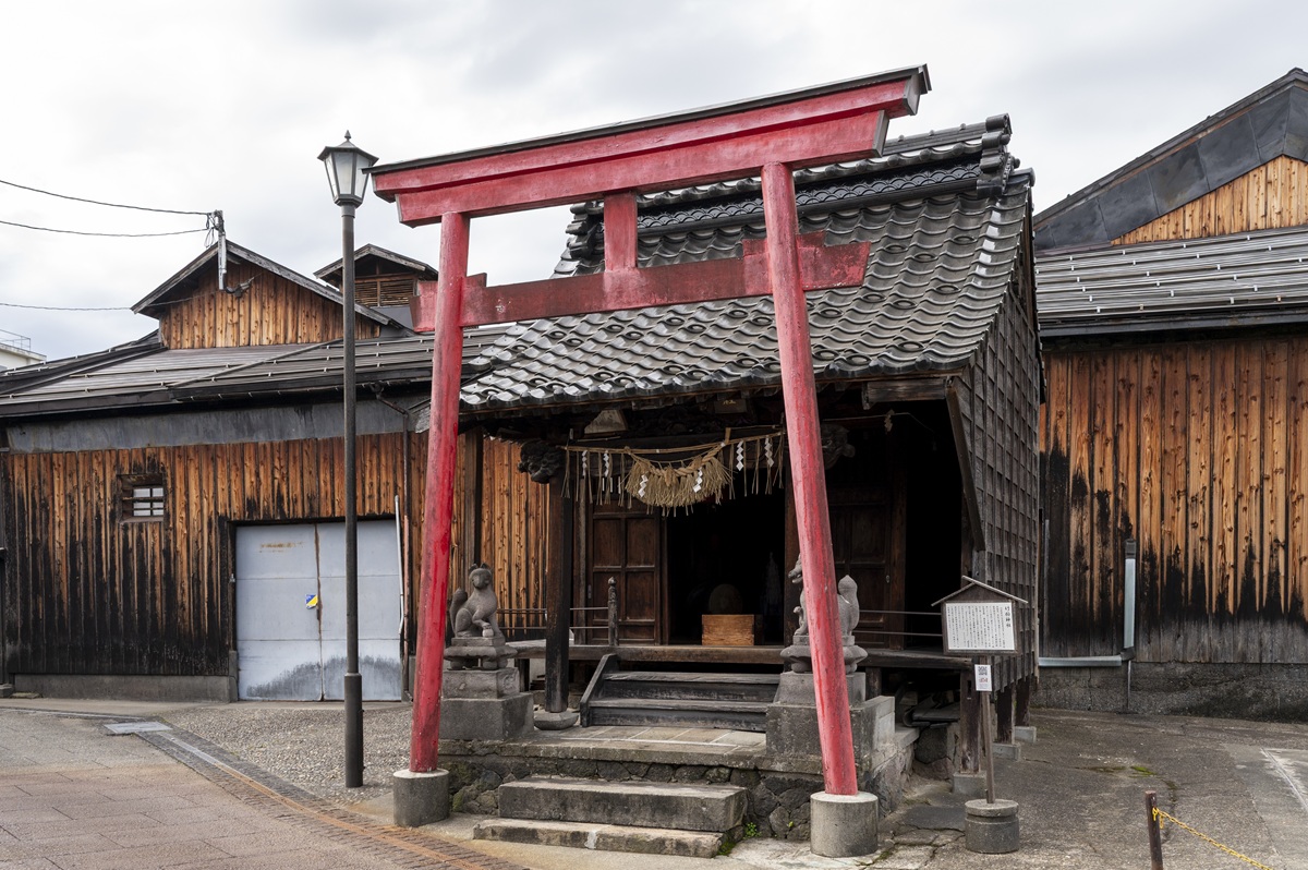 「越のむらさき」の対面に祀られた竹駒稲荷