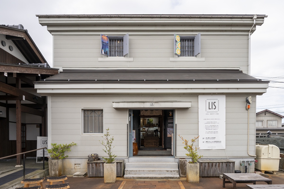 とば口にたつシックなコンクリートの蔵が「LIS摂田屋」