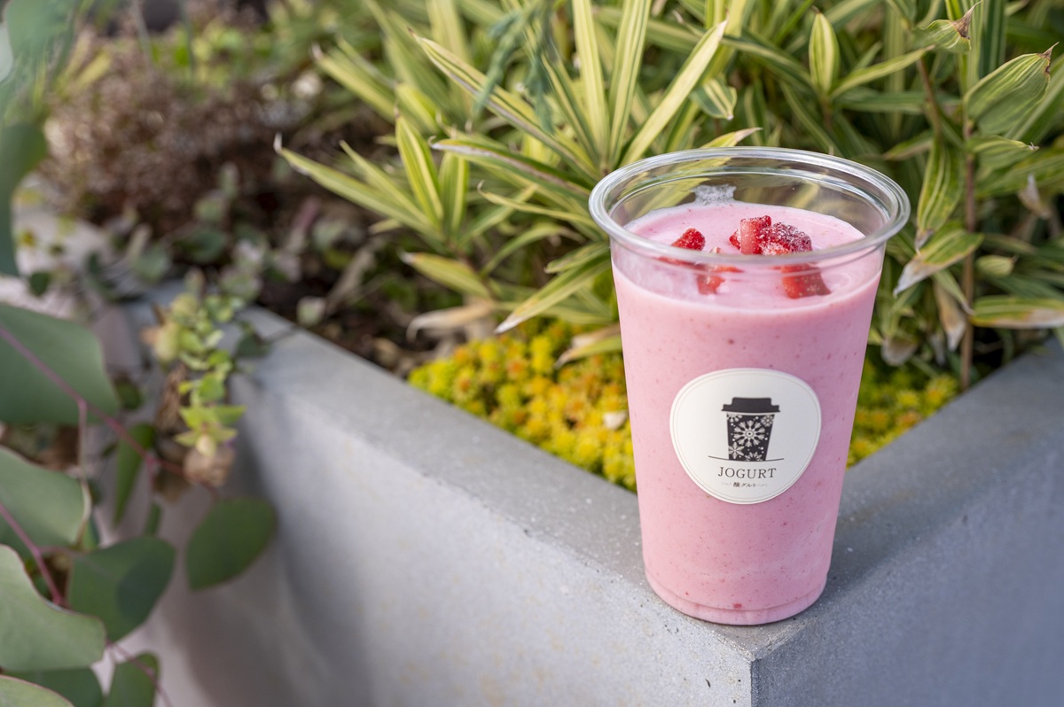 乳酸発酵酒粕「醸グルト」使用の発酵シェイク。ストロベリー680円
