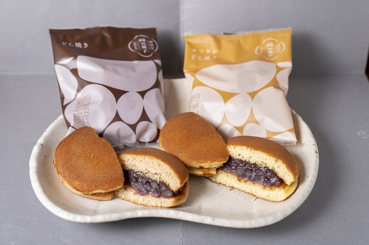 発酵の町らしいどらやき２種サフランどらやき(右)、長谷川酒造の酒を生地に練り込んだどらやき(左)。各1個183円