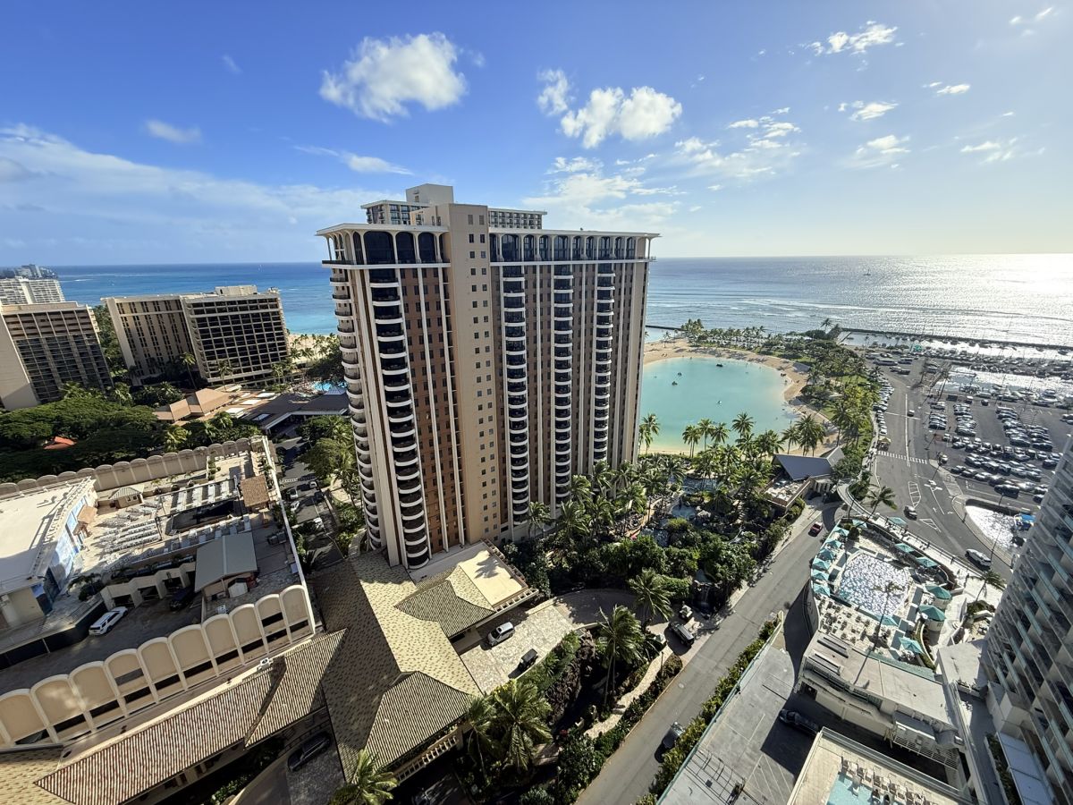 客室のラナイからの景色。海やヒルトンのラグーンが見える