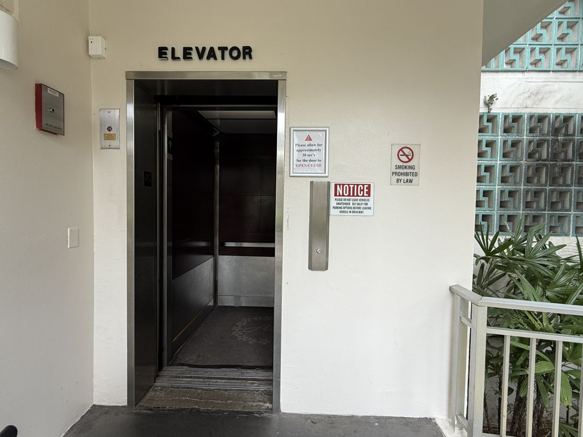 エントランス向かって右側にロビー階へのエレベーターがある