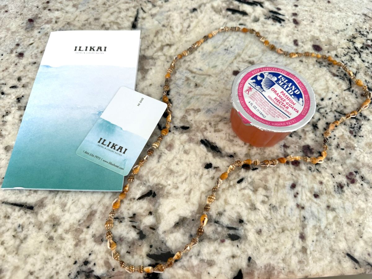 貝殻のレイとジュース、ルームキー