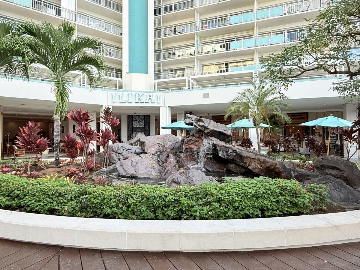 ロビー階の外に設けられたスペース