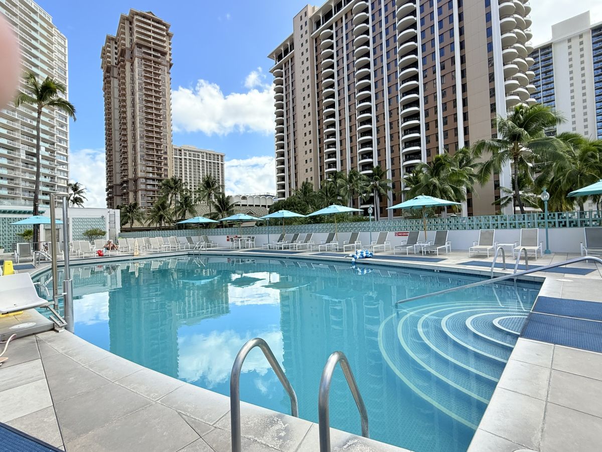 ロビー階にあるプール