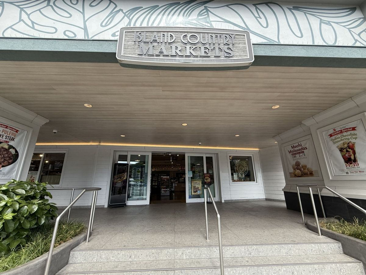 徒歩数分の場所にある「アイランド・カントリー・マーケット」は、お寿司、デリ、ホットミール、スイーツ、野菜や肉類、パンケーキミックス、はちみつ、お土産など幅広く揃う
