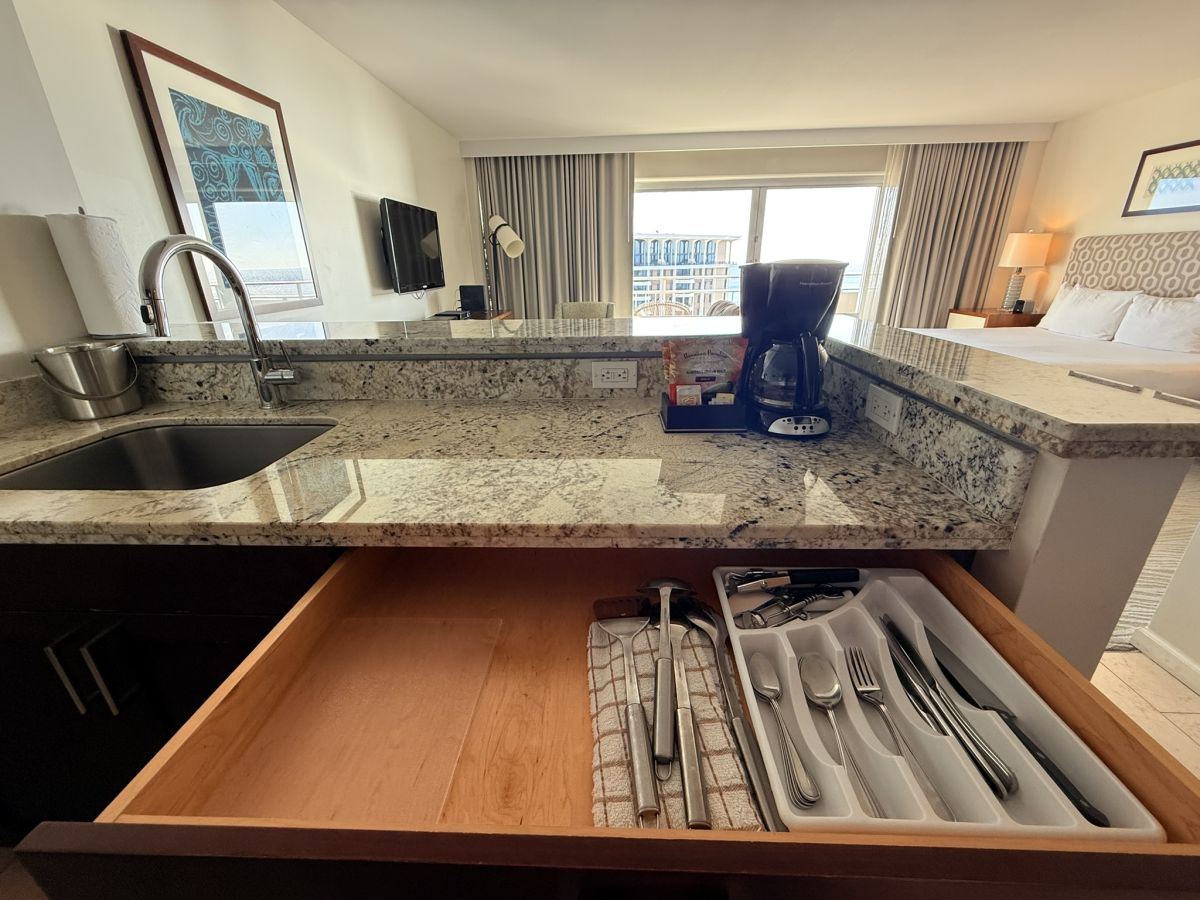 カトラリーや調理器具、コーヒーメーカーも完備