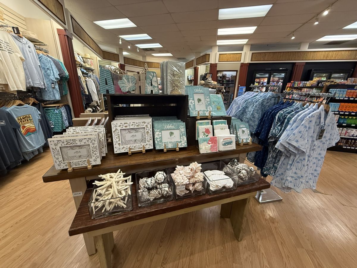 ハワイらしい雑貨、アロハシャツなども購入できる