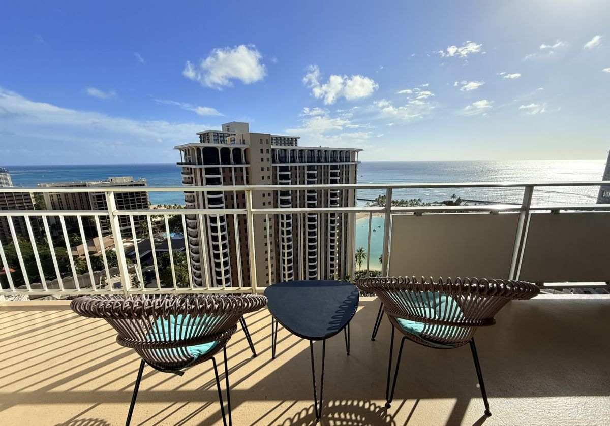 バルコニーから海やラグーンを楽しめる