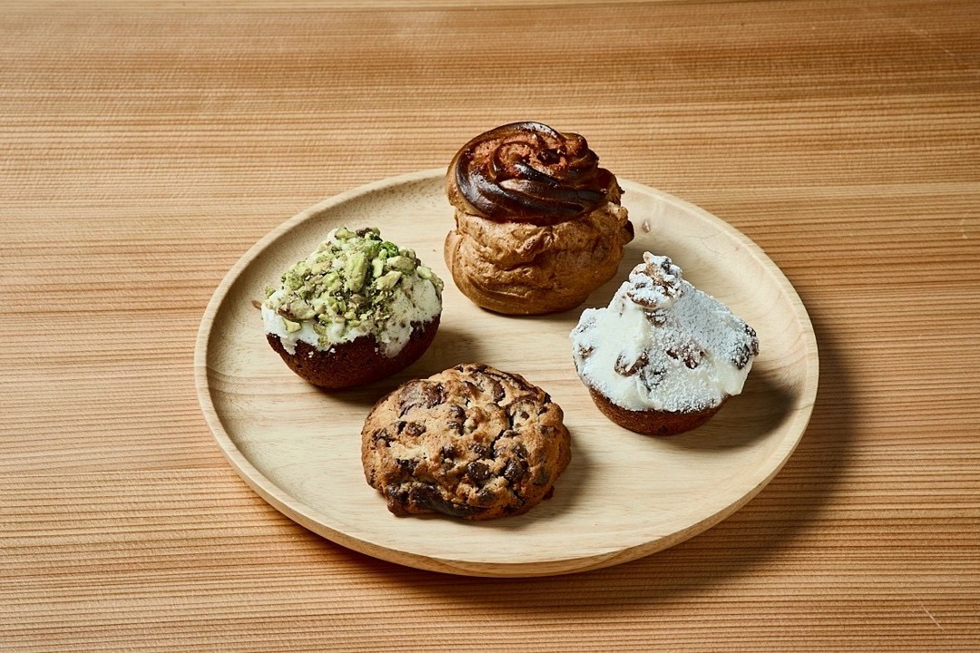 奥から時計回りに明太グラタンシュー、ラムレーズンケーキ、チョコレートジャンキークッキー、リッチピスタチオケーキ